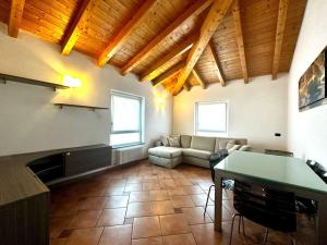 un soggiorno con divano e tavolo di Urban Oasis Appartamento vicinanze Como 15km a Cantù
