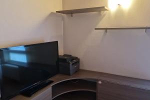 un soggiorno con una grande TV a schermo piatto di Urban Oasis Appartamento vicinanze Como 15km a Cantù