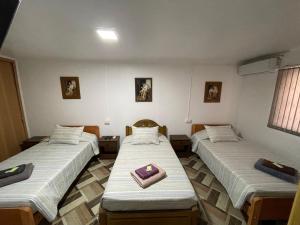 um quarto com duas camas com uma vela em Hotel Hambyll,,,,,,,,,,,,,,,,,,,, em Diego de Almagro