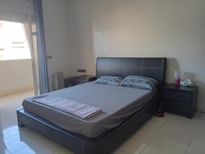 ein großes Bett in einem Schlafzimmer mit in der Unterkunft Maison indépendante 100m2 à Témara centre in Temara