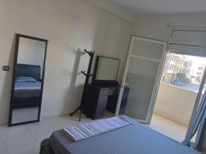 een slaapkamer met een bed, een tv en spiegels bij Maison indépendante 100m2 à Témara centre in Temara
