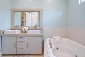 un bagno bianco con vasca, 2 lavandini e vasca di Regal 4 bed with hot tub close to Universal sleeps 15 a Los Angeles Altre 50 foto