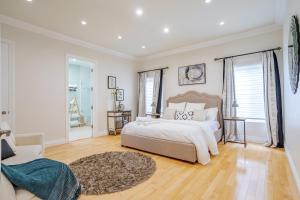 una camera da letto con un letto e un soggiorno di Regal 4 bed with hot tub close to Universal sleeps 15 a Los Angeles