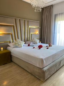 Un dormitorio con una cama grande con rosas. en Marchica Med atalayon, en Nador