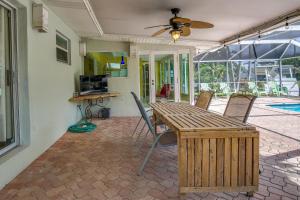 - une salle à manger avec une table et des chaises en bois dans l'établissement Fort Lauderdale Vacation Rental with Pool and Dock, à Fort Lauderdale