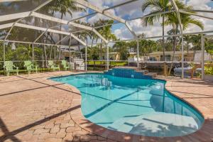 - une grande piscine d'eau bleue dans un bâtiment dans l'établissement Fort Lauderdale Vacation Rental with Pool and Dock, à Fort Lauderdale