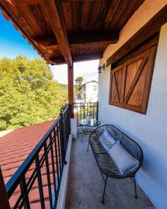 einen Balkon mit einer Bank und einem Tisch in der Unterkunft La Toscanía Tapalpa Resort & Agroturismo in Tapalpa