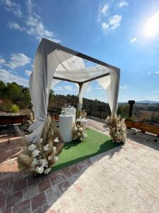 einen Pavillon mit einem Tisch und Blumen in der Unterkunft La Toscanía Tapalpa Resort & Agroturismo in Tapalpa