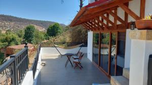 eine Hängematte auf dem Balkon eines Hauses in der Unterkunft La Toscanía Tapalpa Resort & Agroturismo in Tapalpa