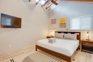 Llit o llits en una habitació de Modern Sedona Home with Hot Tub and Patio!