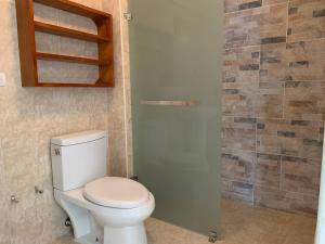 W łazience znajduje się biała toaleta i prysznic. w obiekcie Villa Marbella by Potenza Rentals w mieście Santo Domingo