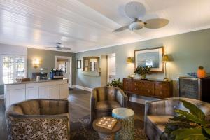 un soggiorno con 2 sedie e un tavolo di Best Western Sea Island Inn a Beaufort