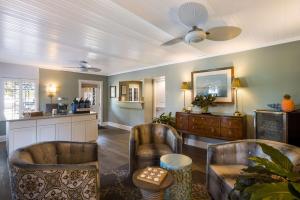 a living room with two chairs and a table at Best Western Sea Island Inn in Beaufort