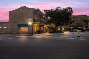 uma rua vazia em frente a um edifício de tijolos em Best Western Sea Island Inn em Beaufort