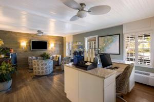 a living room with a ceiling fan and a living room at Best Western Sea Island Inn in Beaufort