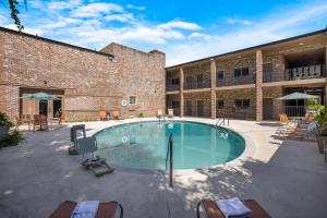 a large swimming pool in front of a building at Best Western Sea Island Inn in Beaufort