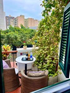 a patio with a table and chairs on a balcony at La Casa del Viajero in Lima