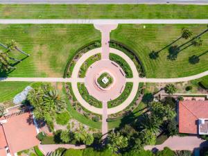 una vista aérea de un círculo en medio de un parque en Hilton Santa Barbara Beachfront Resort, en Santa Bárbara