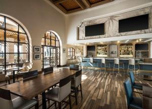 Lounge nebo bar v ubytování Hilton Santa Barbara Beachfront Resort
