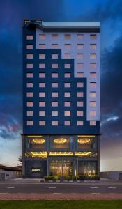 可倫坡的住宿－Radisson Hotel Colombo，窗户上有灯的高楼