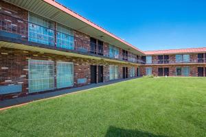 un patio vacío de un edificio con césped en Rodeway Inn en McPherson