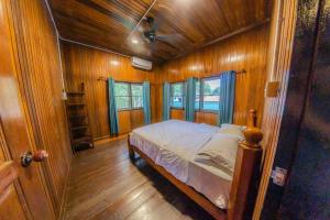Tempat tidur dalam kamar di The River Village Retreat Kiulu