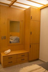 1 dormitorio con armario y espejo en Habitación moderna, en Ciudad Hidalgo
