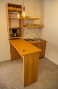 cocina con encimera de madera y fregadero en Habitación moderna, en Ciudad Hidalgo