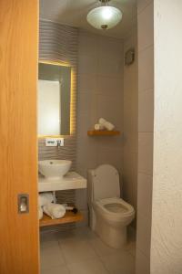 y baño con aseo, lavabo y espejo. en Habitación moderna, en Ciudad Hidalgo