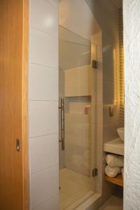 y baño con ducha y puerta de cristal. en Habitación moderna, en Ciudad Hidalgo