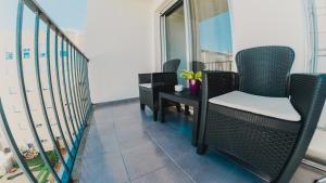 einen Balkon mit Stühlen und einem Tisch auf dem Balkon in der Unterkunft apartaluxdenia in Denia