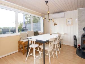 uma cozinha e sala de jantar com mesa e cadeiras em Holiday home Struer XXVI em Struer
