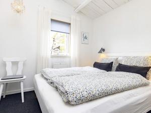 una camera bianca con un letto e una finestra di Holiday home Karrebæksminde IX a Karrebæksminde