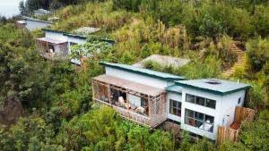 una vista aérea de una casa en una colina en Kiho Gorilla Safari Lodge, 