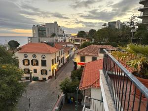 uitzicht op een stad met gebouwen en de oceaan bij Casino Villa with Sea View in Funchal