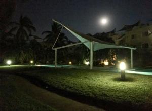 Κήπος έξω από το puente del mar, Acapulco Diamante