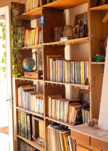 una estantería llena de libros en Cabanna Hostel en Candelária