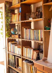a book shelf filled with lots of books at Cabanna Hostel in Candelária