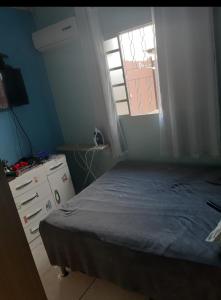 um quarto com uma cama, uma janela e uma cómoda em W.e.W casa para locação diaria em Foz do Iguaçu