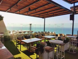 a restaurant with tables and chairs and a view of the ocean at Departamento vista al mar en Manta Poseidon in Manta