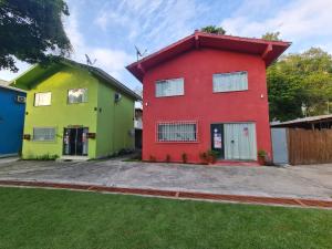 una casa roja y verde con una verde en CASA do BRUNO ARRAIAL D'AJUDA, en Arraial d'Ajuda