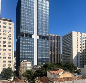 un gruppo di edifici alti in una città di Fioravante's Apartment 2 a Rio de Janeiro