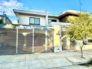 una casa blanca con una puerta delante de ella en Casa Victorias en Guadalajara