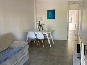 una sala de estar con una mesa y un sofá en Tigre Apartment, en Tigre 8 fotos más