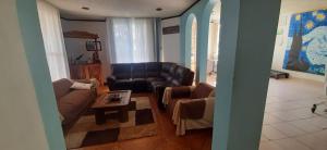 uma sala de estar com um sofá e uma mesa em Casa Tuzos em Pachuca de Soto