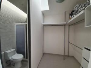 Koupelna v ubytování Amplia Casa Moderna c/ Piscina y Lindos Jardines + 17 fotografií