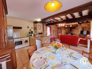 een keuken en eetkamer met een tafel en stoelen bij Gîte Saint-Mars-sur-Colmont, 5 pièces, 8 personnes - FR-1-600-174 in Saint-Mars-sur-Colmont