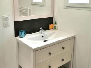 ein Badezimmer mit einem weißen Waschbecken und einem Spiegel in der Unterkunft Studio charmant proche centre, terrasse privée, parking, 2km plage - Saint-Jean-de-Monts - FR-1-426-532 in Saint-Jean-de-Monts