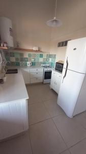 Una cocina o zona de cocina en Magnolia casa quinta 11 fotos más