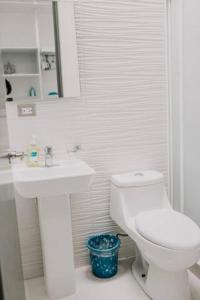 a white bathroom with a toilet and a sink at Amplia Casa Moderna c/ Piscina y Lindos Jardines 